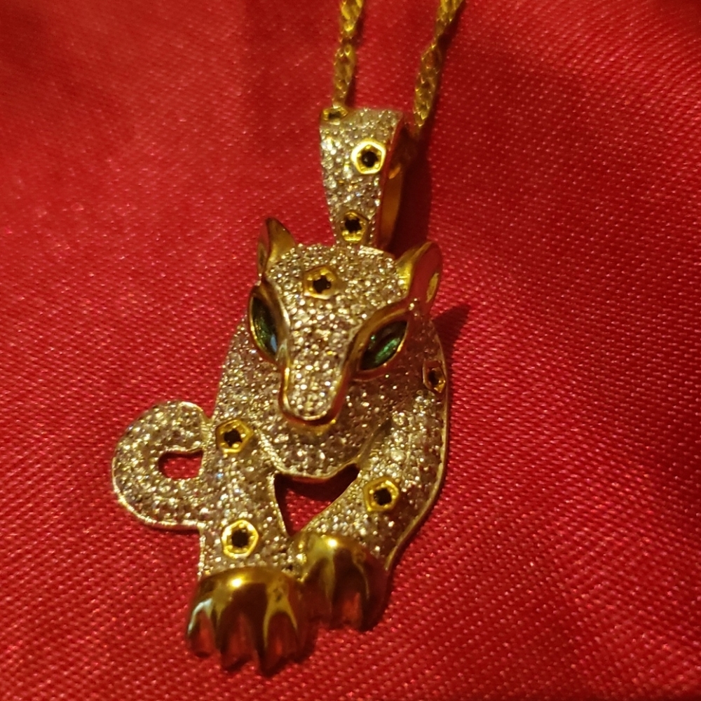 Gorgeous leopard necklace.